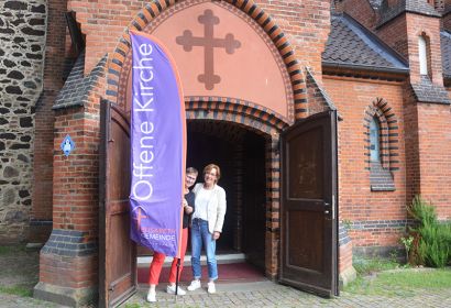 Bettina Praßler-Kröncke (links) und Sigrid Neumann ist es ein Anliegen, die Elisabethkirche für Besucherinnen und Besucher zu öffnen. Foto: Andrea Hesse
