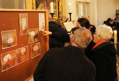 Mithilfe von Grafiken erfuhren die Besucher:innen des Neujahrsempfangs, wie die pfarramtliche Verbindung organisatorisch aufgestellt wird. Foto: Friedrich Bernstorf