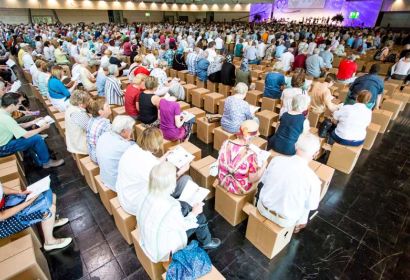 Wie ein kleiner Kirchentag: Auf Papphockern lauschten die Ehrenamtlichen den Vorträgen in der Messehalle 9. Foto: Ev.-luth. Landeskirche Hannovers