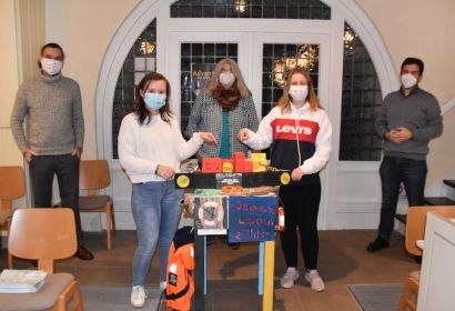 Carsten Fertig, Leiter der Jugendkunstschule (von links), Konfirmandin Jodie Lehmann, Dozentin Eva Krohm, Konfirmandin Nele Tschentscher und Pastor Thorsten Buck zeigen die Spendendosen in der Michaeliskirche. Foto: Anke Wiese