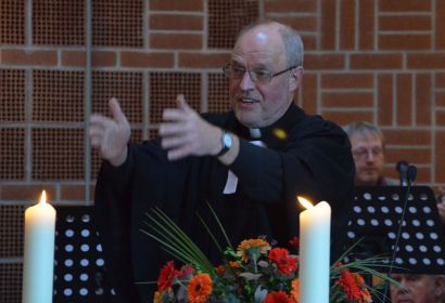 Zum vorerst letzten Mal dirigierte Pastor Klaus Dörrie während des Abschiedsgottesdienstes seine Gemeinde. Foto: A. Hesse