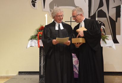 Superintendent Dirk Jonas (rechts) hob in seiner Ansprache die Standhaftigkeit Falk Wooks hervor. Foto: Andrea Hesse