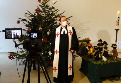 Pastor Dr. Frank Foerster trug einen Teil der Weihnachtsgeschichte in der St.-Paulus-Kirche vor. Foto: GunterM