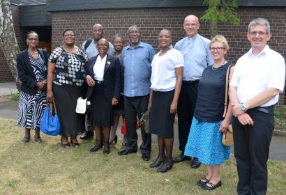 Pastor Holger Birth (von rechts), Organisatorin Dörte Behn-Hartwig und Superintendent Holger Grünjes freuen sich über ihre Gäste aus Südafrika. Foto: Andrea Hesse