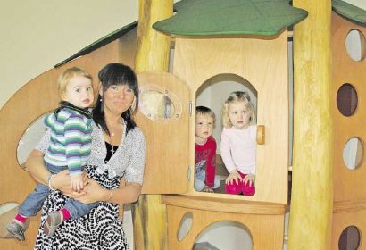 sie probieren das neue Märchenhaus in der Krippe gleich mal aus: Paula (1, von links), erzieherin lydia Frank, leon (2) und Marit (3). Foto: Jarolim-Vormeier