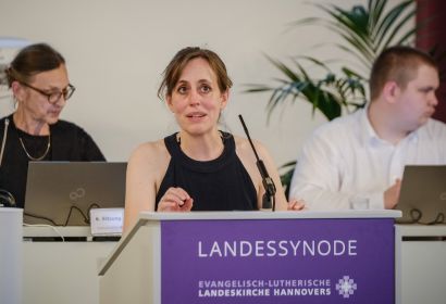 Mareike Dee, Leiterin der Fachstelle Sexualisierte Gewalt der hannoverschen Landeskirche, sprach vor der Landessynode zum Thema. Foto: Jens Schulze