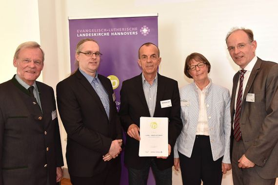Landesbischof Ralf Meister (rechts) zeichnete Friedrich Engeling (von links), Marcus Dohm, Wolfgang Veth und Heide Zeilbeck vom Projekt edelMut mit dem 3. Preis des Förderpreises aus. Foto: Jens Schulze
