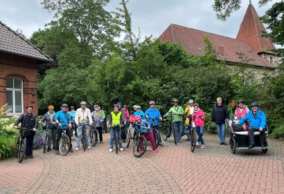 Start zur Radtour nach Elze mit Landesbischof Ralf Meister und Superintendent Dirk Jonas.