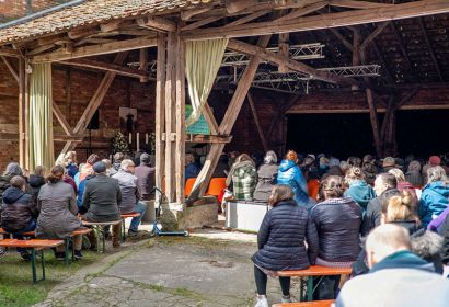Frisch war’s, aber das gemeinsame Singen machte Freude: Sing-mit-Gottesdienst unterm Schauer. Foto: Hans-Jürgen Weiß