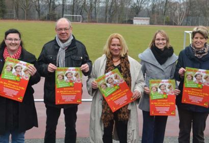 Sie machten im Vorfeld des Sponsorenlaufs Werbung für das Spendenprojekt (von links): Roberta Baumgarte, Rudi Ringe als Moderator, Caren Holstein-Lemke, Sabrina Schinkel und Alexandra Matthaei. Foto: A. Wiese