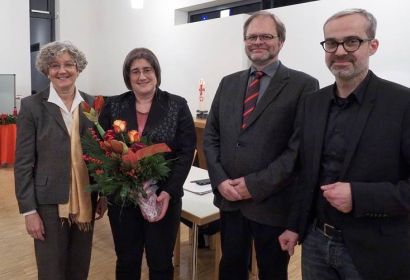 Landessuperintendentin Dr. Ingrid Spieckermann (links),Kirchenkreistagsvorsitzender Ralph Scheferling (2.v.r.), und stellv. Superintendent Mirco Peisert (r.), gratulieren der neuen Superintendentin Sabine Preuschoff-Kleinschmit