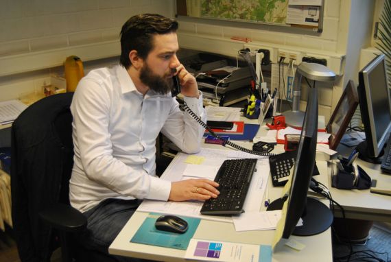 Daniel Schälicke an seinem Arbeitsplatz in der Diakoniestation. Foto: Rainer Henne