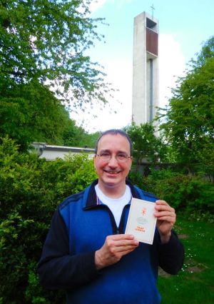 Pastor Dr. Frank Foerster wird eine Kopie seiner Taufurkunde mit in den Gottesdienst bringen.