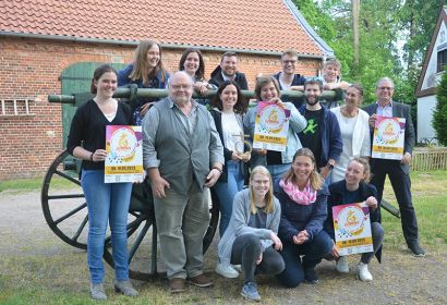 Mitglieder des Orga-Teams und des Kirchenvorstandes der Auferstehungskirchengemeinde treffen sich auf dem Festivalgelände in Elze. Foto: Andrea Hesse
