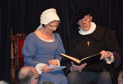 Kramen in Erinnerungen aus dem 16. Jahrhundert: Käthe und Martin alias Rita Kischlat und Roman Sickau. Foto: Andrea Hesse