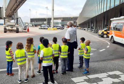 Direkt unter einer der Gangways konnten die Kinder aus der evangelischen Kita Brelingen aufs Rollfeld schauen. Foto: Marion Bernstorf