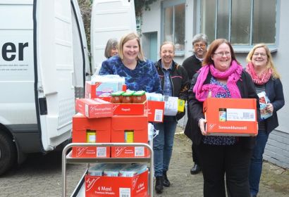 Öl, Tomatensoße, Heringsfilets und Windeln: Vertreterinnen der Kirchengemeinden St. Petri und St. Marcus packen zusammen mit Gerd Duckstein beim Transport mit an. Foto: Andrea Hesse