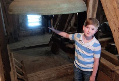 Felix Kuhlmann bestaunte die fast vierhundert Jahre alte Glocke im Martinsturm. Foto: Rainer Müller-Jödicke