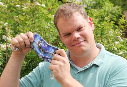 Stephan Mörke hat Stoff für Alltagsmasken mit dem Martinsmännchen gestaltet. Foto: Christian Frehrking