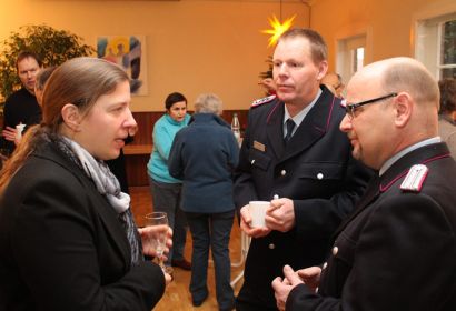 Pastorin Debora Becker im Neujahrsgespräch mit Ortsbrandmeister Marcus Karp (rechts) und seinem Stellvertreter Cord Hemme.