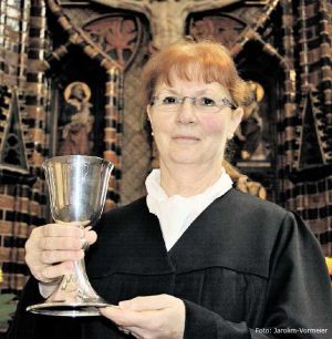 Premiere für die Prädikantin: Rita Kischlat leitet als Nicht-Theologin erstmals eine Abendmahlfeier in der Elisabethkirche. Foto: Jarolim-Vormeier