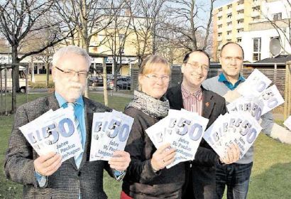 Ralf Mielke (von links), Isabel Wagemann-Steidel, Frank Foerster und Eberhard Engel-Ruhnke zeigen die Broschüren zum Jubiläum der Kirchengemeinde. Foto: Stephan Hartung