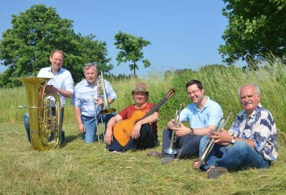 Vorfreude auf ein besonderes Konzert (von links): Organisator Arne Hallmann mit Posaunenchor-Leiter Rolf Lührs, Gitarrist Franz Gottwald und den beiden Ensemble-Leitern Robert Klassen und Harald Wittig. Foto: Andrea Hesse