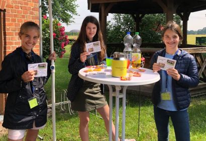 2019 warben Johanna Böttcher (von links), Charlotte Bartmer und Letizia Minio in Elze für die Schulkarton-Aktion. Foto: Ute Weiß