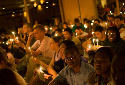 In Gemeinschaft singen und beten junge Menschen in Taizé. Foto: Maciej Biłas