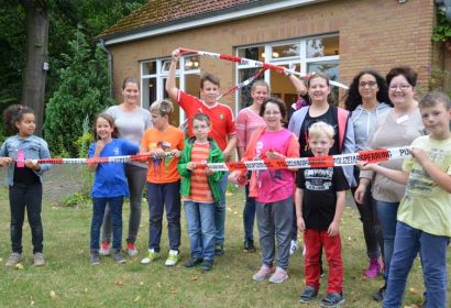 Mit Flatterband auf Spurensuche: 26 junge Detektive und ihre Betreuerinnen hatten während der letzten Ferientage viel Spaß. Foto: Andrea Hesse