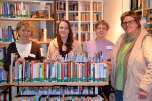 Einfach mal die Perspektive wechseln – das geht zum Beispiel in der Patientenbücherei des Krankenhauses in Großburgwedel. Foto: Andrea Hesse