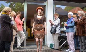Ein bisschen retro: Viele schöne Stücke wurden bei der ersten edelMut-Modenschau gezeigt. Foto: Andrea Hesse