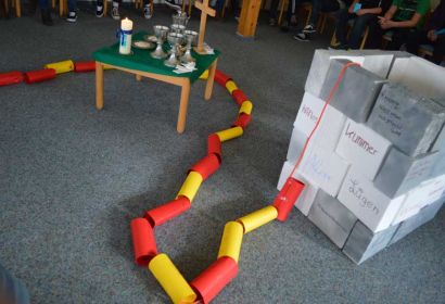 Die Konfirmanden haben den Brunnen nachgebaut und beschriftet, in den einst Josef geworfen wurde, und ein Rettungsseil hineingelegt, das vom Mobbing befreit.