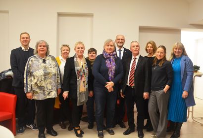 Michael und Iris Brodermanns (4. und 6. von links) mit dem „besten KV ever“ und der früheren Kollegin Ina Welzel (2. von links). Foto: Andrea Hesse