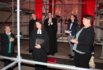 Mit Beifall begrüßten Einführende und Gottesdienstbesucher*innen Pastorin Annabell Demera in ihrer Mitte. Foto: Friedrich Bernstorf