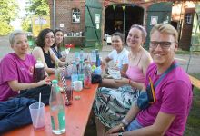 Mitglieder des Orga-Teams gönnen sich eine kurze Pause am Samstagnachmittag. Foto: Andrea Hesse