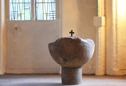 Das Taufbecken in der St.-Petri-Kirche in Burgwedel.