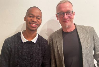 Thato Diale berichtete Superintendent Dirk Jonas von seinen ersten Erfahrungen in der evangelischen Kita Brelingen. Foto: Dörte Behn-Hartwig
