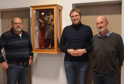 Harald Burghof (von links), Pastor Sebastian Müller und Reinhard Schroeder vom Bauausschuss freuen sich, dass auch der namensgebende Christophorus im Foyer des neuen Hauses einen prominenten Platz gefunden hat. Foto: Andrea Hesse