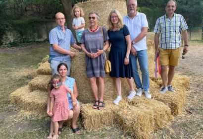 Mit vielen Gästen feierten sie 60 Jahre Emmaus-Kita: Heviya und Zara Tomen (von links), Marco und Madita Back, Marion Doering, Anja Quast, Jörg Meier und Vedat Tomen. Foto: Oliver Krebs