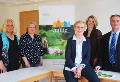 Gemeinsam stehen sie hinter „emilie“ (von links): Kita-Leiterin Caren Holstein-Lemke, Karin Ernst als Vertreterin des Kirchenkreises, Koordinatorin Anke Cohrs und die Pastoren Silke Noormann und Michael Brodermanns. Foto: Andrea Hesse