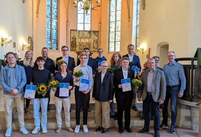 Sophia Strüber (vorne, 3. von links) und Felix Matzantke (vorne, 4. von links) freuten sich mit Arne Hallmann (rechts) über die Verleihung der Stipendien durch Regionalbischöfin Dr. Petra Bahr (vorne, 5. von links). Foto: Meret Köhne
