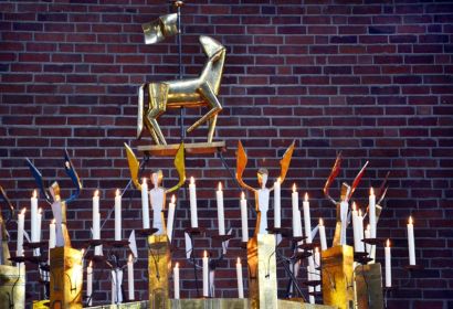 Unter dem großen Leuchter in der Emmaus-Kirche wird am 10. September der Visitationsgottesdienst gefeiert. Foto: Andrea Hesse