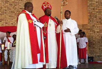 Im Jahr 2019 segnete der jetzt verstorbene Bischof Ubane (Mitte) Dean Molete (links) in sein Amt im Kirchenkreis Odi ein; Tebogo Noa assistierte.