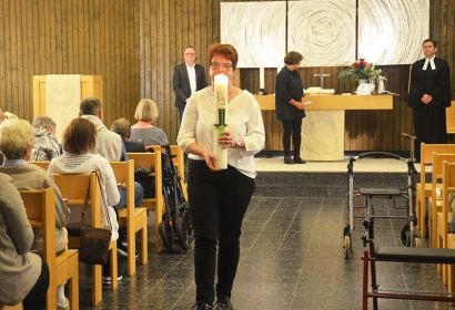 Christiane Linke trägt die Osterkerze aus der Kirche. Foto: Andrea Hesse