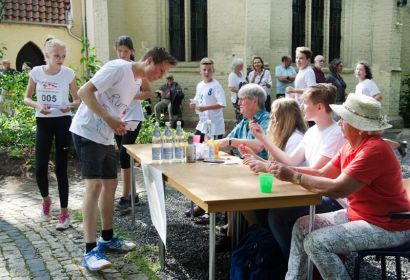 Einen Stempel für jeden gelaufenen Kilometer gab es am Tisch der „Streckenposten“ vor der Kirche. Foto: Andrea Hesse