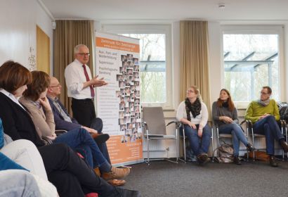 Martin Bergau stellte den Mitgliedern der Kirchenkreiskonferenz die Arbeitsfelder des ZfS und ihre Fortbildungsangebote vor. Foto: Andrea Hesse