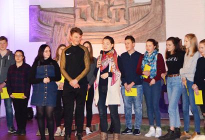 Zertifikate zum Abschluss der Trainee-Ausbildung überreichte Isabelle Watral (Mitte) im Jugendgottesdienst. Foto: G. Gosewisch