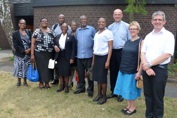 Pastor Holger Birth (von rechts), Organisatorin Dörte Behn-Hartwig und Superintendent Holger Grünjes freuen sich über ihre Gäste aus Südafrika. Foto: Andrea Hesse