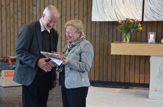 Mit einem Bildband über die Wedemark und neuen Gitarrensaiten „für den guten Ton“ dankte Karin Ernst Thomas Hirschberg für sein langjähriges Engagement. Foto: Andrea Hesse